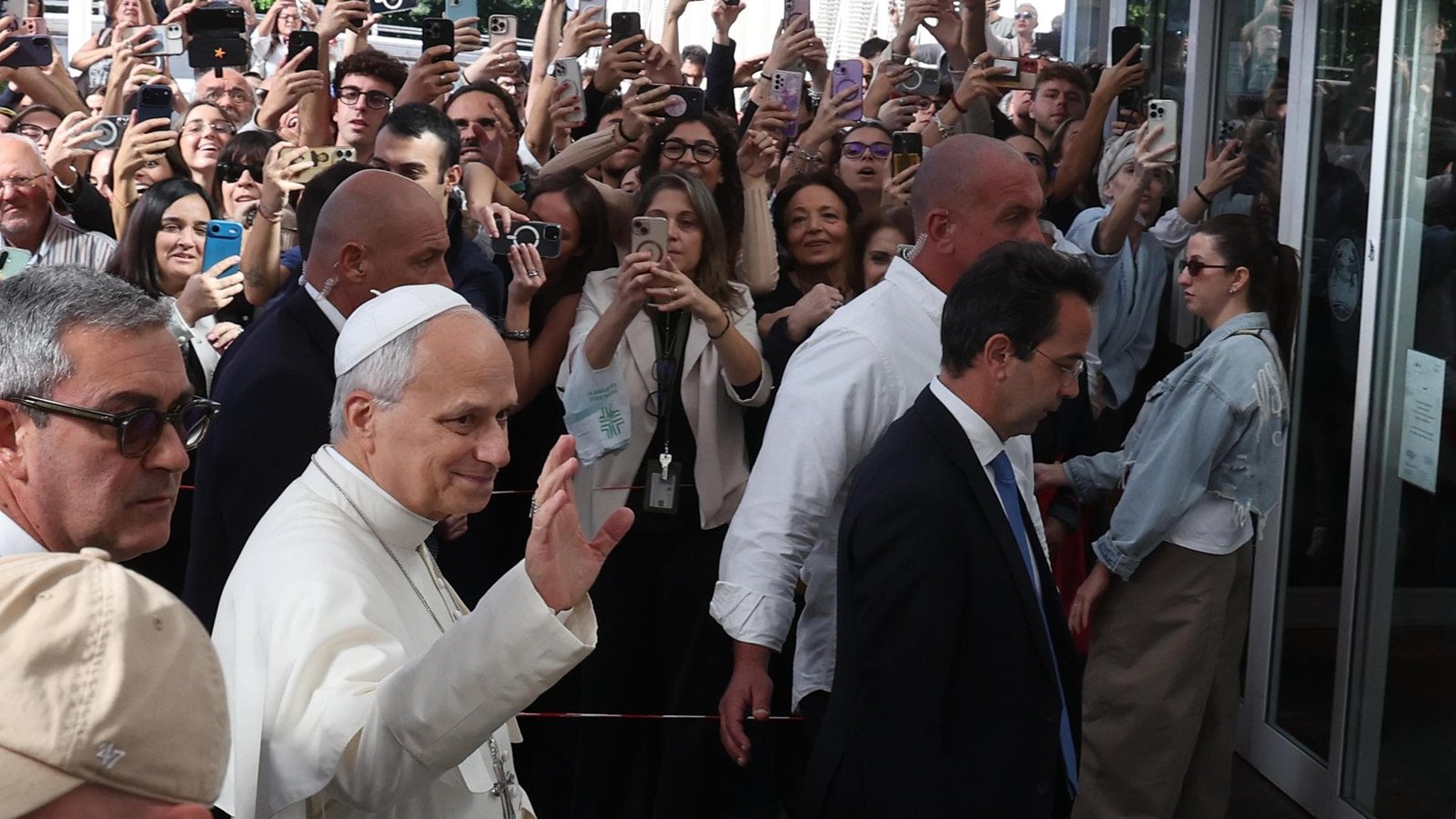 Papa Leone XIV saluta i fedeli / Pope Leo XIV greets the faithful