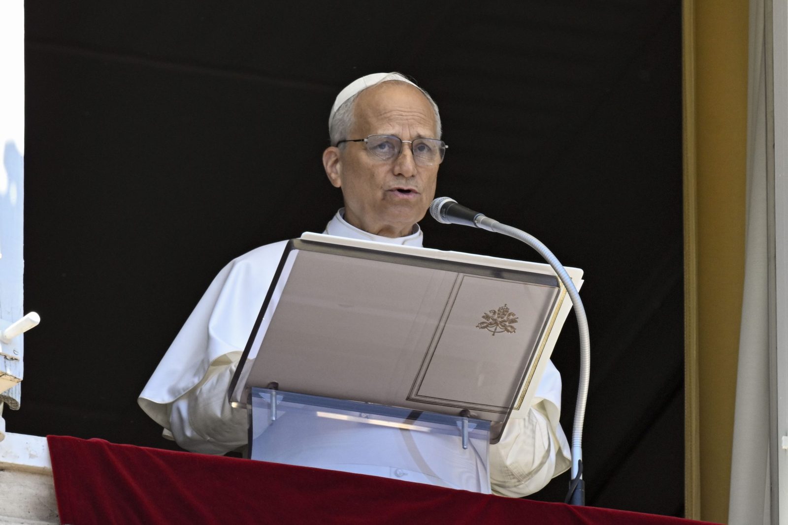 Papa Leone XIV alla finestra del Palazzo Apostolico per l'Angelus / Pope Leo XIV at the window of the Apostolic Palace for the Angelus