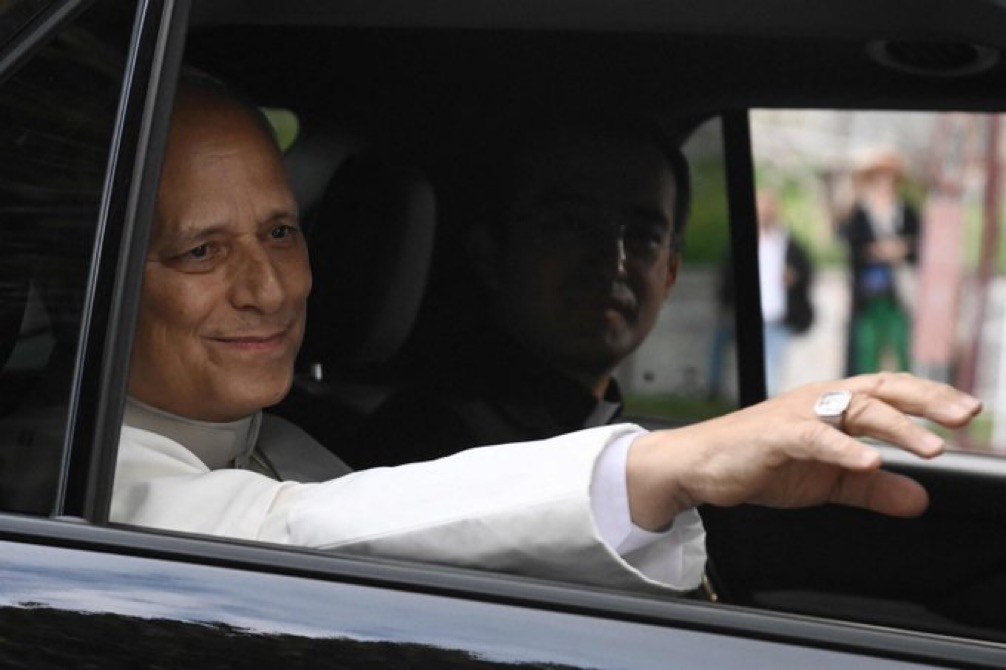Papa Leone XIV saluta dall'auto lasciando il Gemelli. Foto: ANSA / Pope Leo XIV waves from the car as he leaves the Gemelli. Photo: ANSA