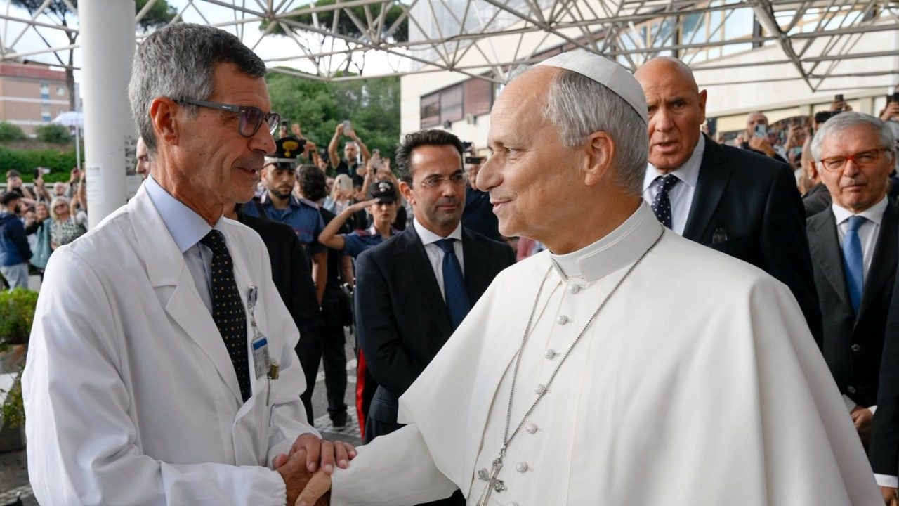 Stefano Margaritora con Papa Leone XIV oggi all'uscita dal Gemelli. Foto: Vatican News / Stefano Margaritora with Pope Leo XIV today as he leaves the Gemelli. Photo: Vatican News