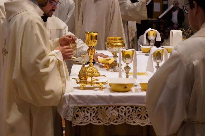 La preparazione dell'altare durante la celebrazione eucaristica / The preparation of the altar during the celebration of the Eucharist