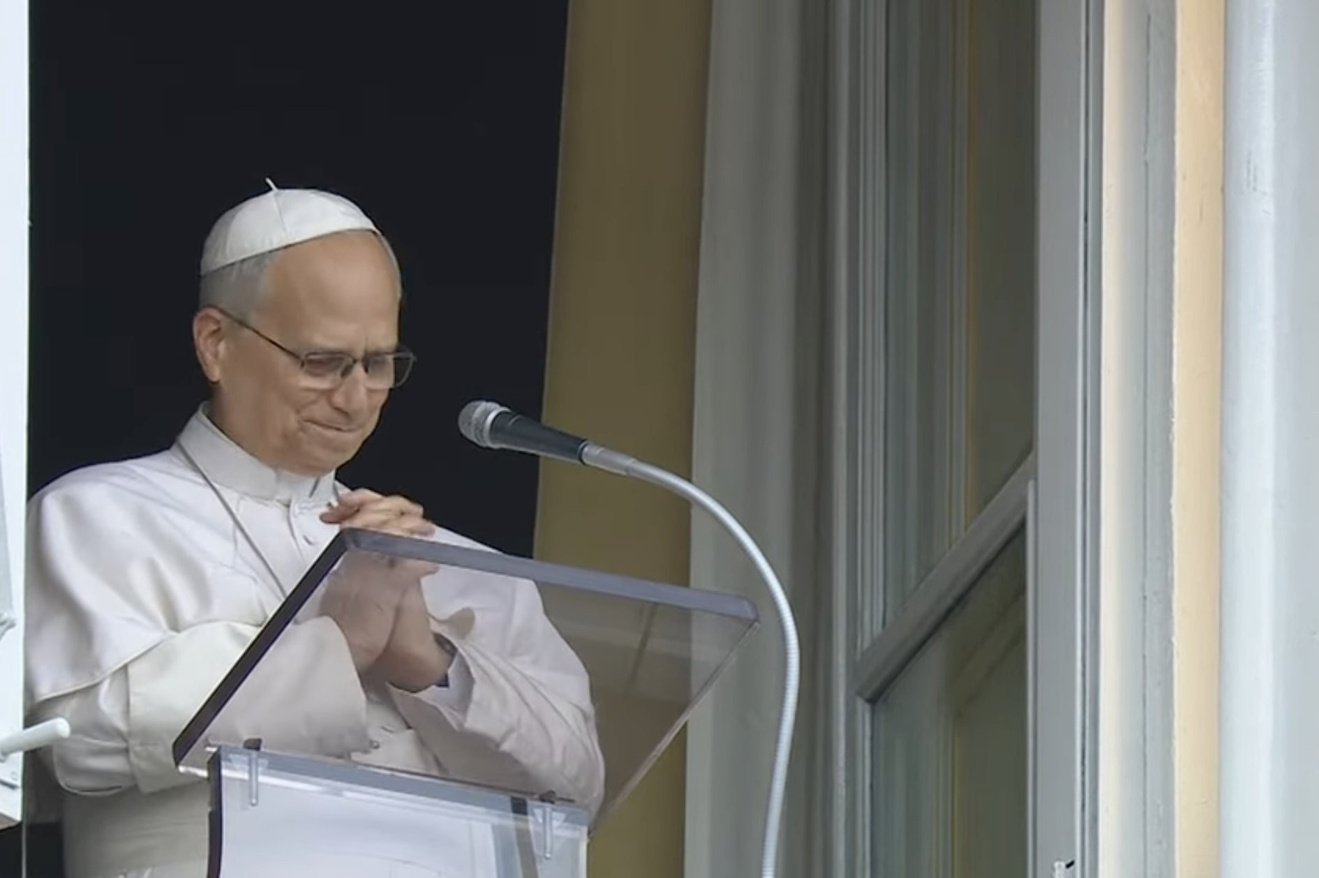 Papa Leone XIV alla finestra del Palazzo Apostolico per l'Angelus, 18 ottobre 2026. Foto: Vatican Media / Pope Leo XIV at the window of the Apostolic Palace for the Angelus, 18 October 2026. Photo: Vatican Media