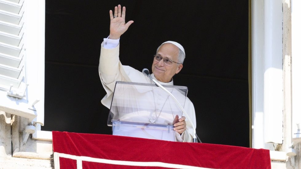 Papa Leone XIV saluta dalla finestra del Palazzo Apostolico / Pope Leo XIV waves from the window of the Apostolic Palace