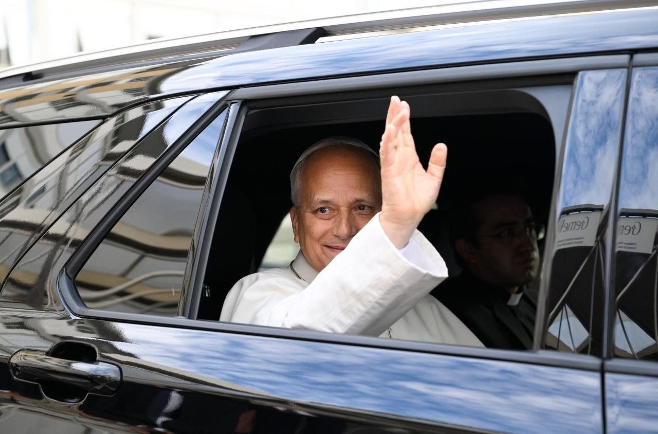 Papa Leone XIV saluta dall'auto all'uscita dal Policlinico Gemelli, 17 ottobre 2026 / Pope Leo XIV waves from the car as he leaves the Gemelli Hospital, 17 October 2026