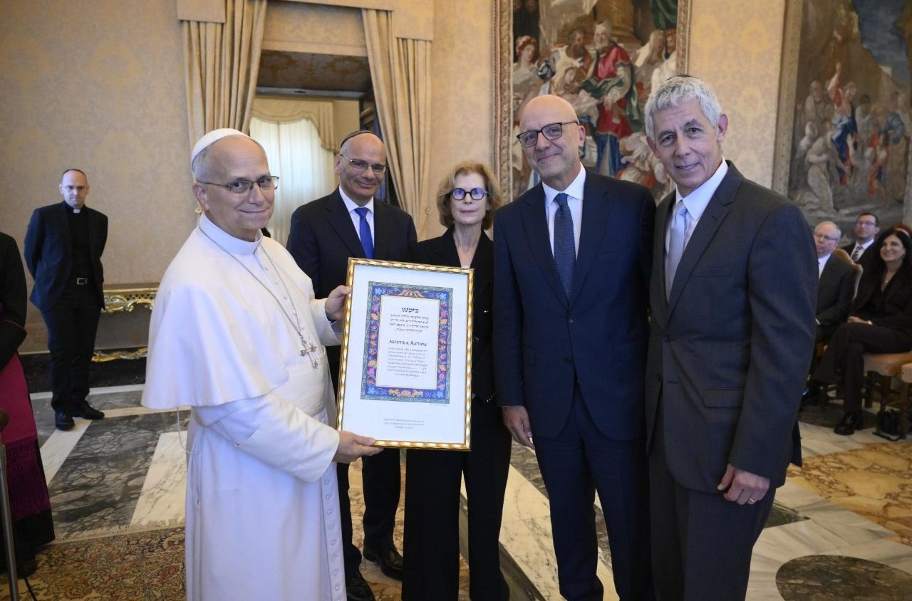 Papa Leone XIV con una delegazione dell'American Jewish Committee, 22 ottobre 2026 (Vatican Media) / Pope Leo XIV with a delegation of the American Jewish Committee, 22 October 2026 (Vatican Media)