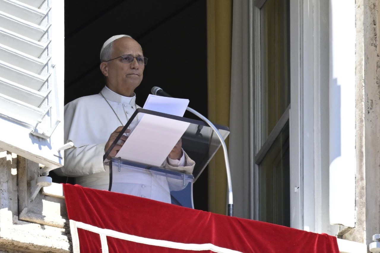 Papa Leone XIV alla finestra del Palazzo Apostolico (foto d'archivio) / Pope Leo XIV at the window of the Apostolic Palace (file photo)