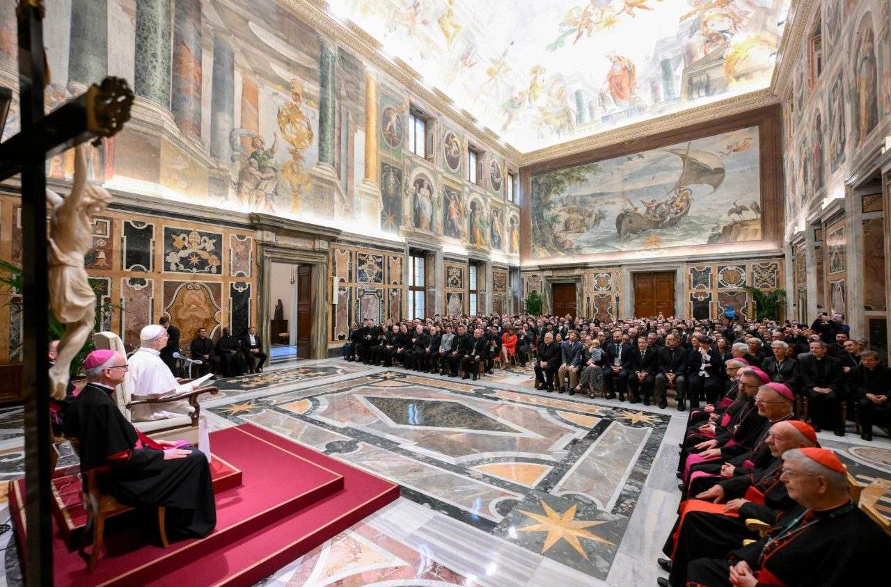 Vatican Media – Papa Leone XIV con i partecipanti al Congresso per i 150 anni della Facoltà di Diritto Canonico della Gregoriana, 23 ottobre 2026