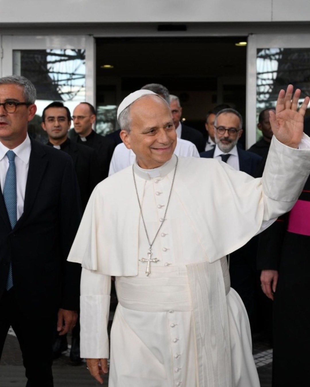 Papa Leone XIV alle dimissioni dal Policlinico Gemelli (foto d'archivio) / Pope Leo XIV on leaving the Gemelli hospital (file photo)