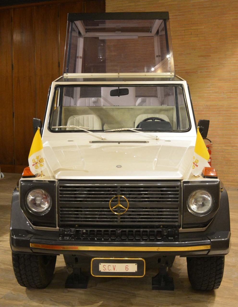 Una papamobile Mercedes-Benz della collezione vaticana, targata SCV 6 (foto d'archivio) / A Mercedes-Benz popemobile from the Vatican collection, plate SCV 6 (file photo)