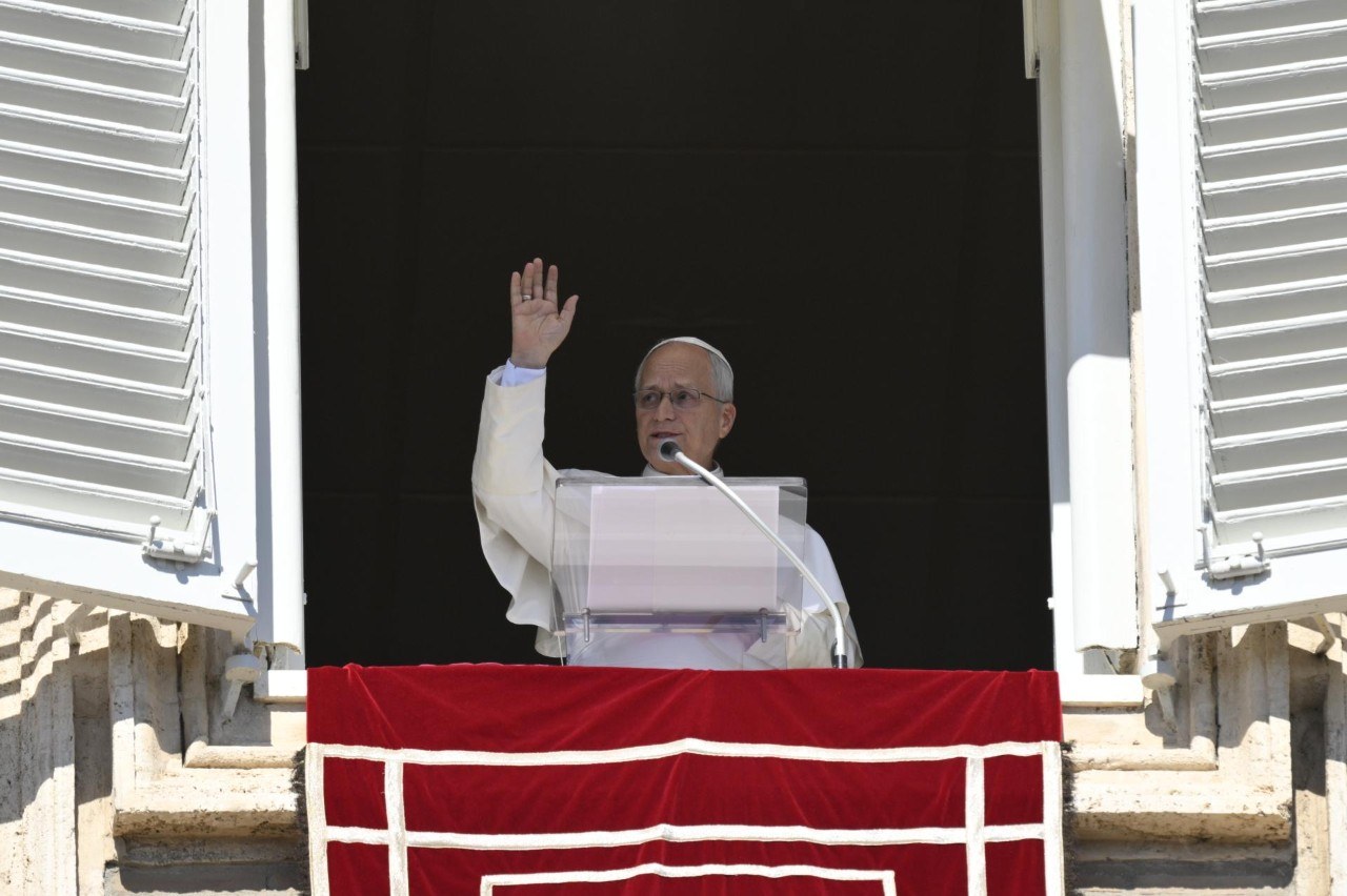 Papa Leone XIV alla finestra del Palazzo Apostolico per l'Angelus / Pope Leo XIV at the window of the Apostolic Palace for the Angelus