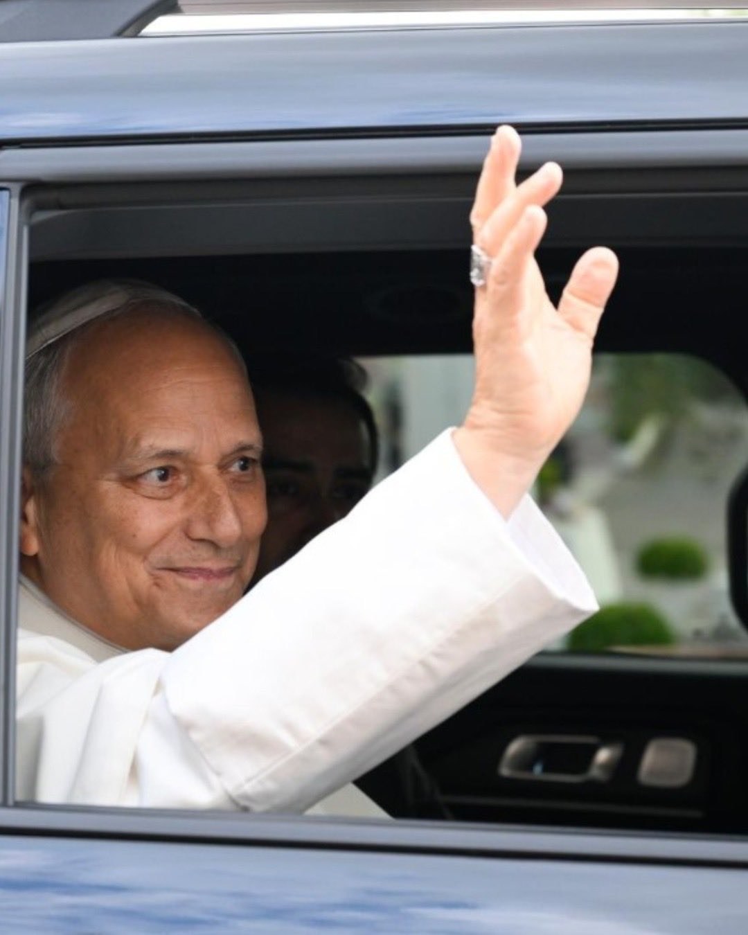 Papa Leone XIV saluta dall'auto al rientro dal Policlinico Gemelli, 17 ottobre 2026 / Pope Leo XIV waves from the car on returning from the Gemelli Hospital, 17 October 2026