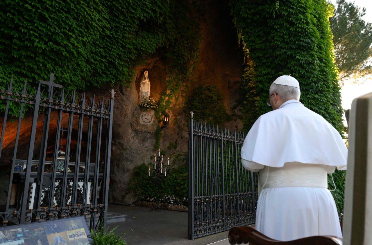 Papa Leone XIV in preghiera davanti alla Grotta di Lourdes, Giardini Vaticani (Vatican Media) / Pope Leo XIV in prayer at the Lourdes Grotto, Vatican Gardens (Vatican Media)