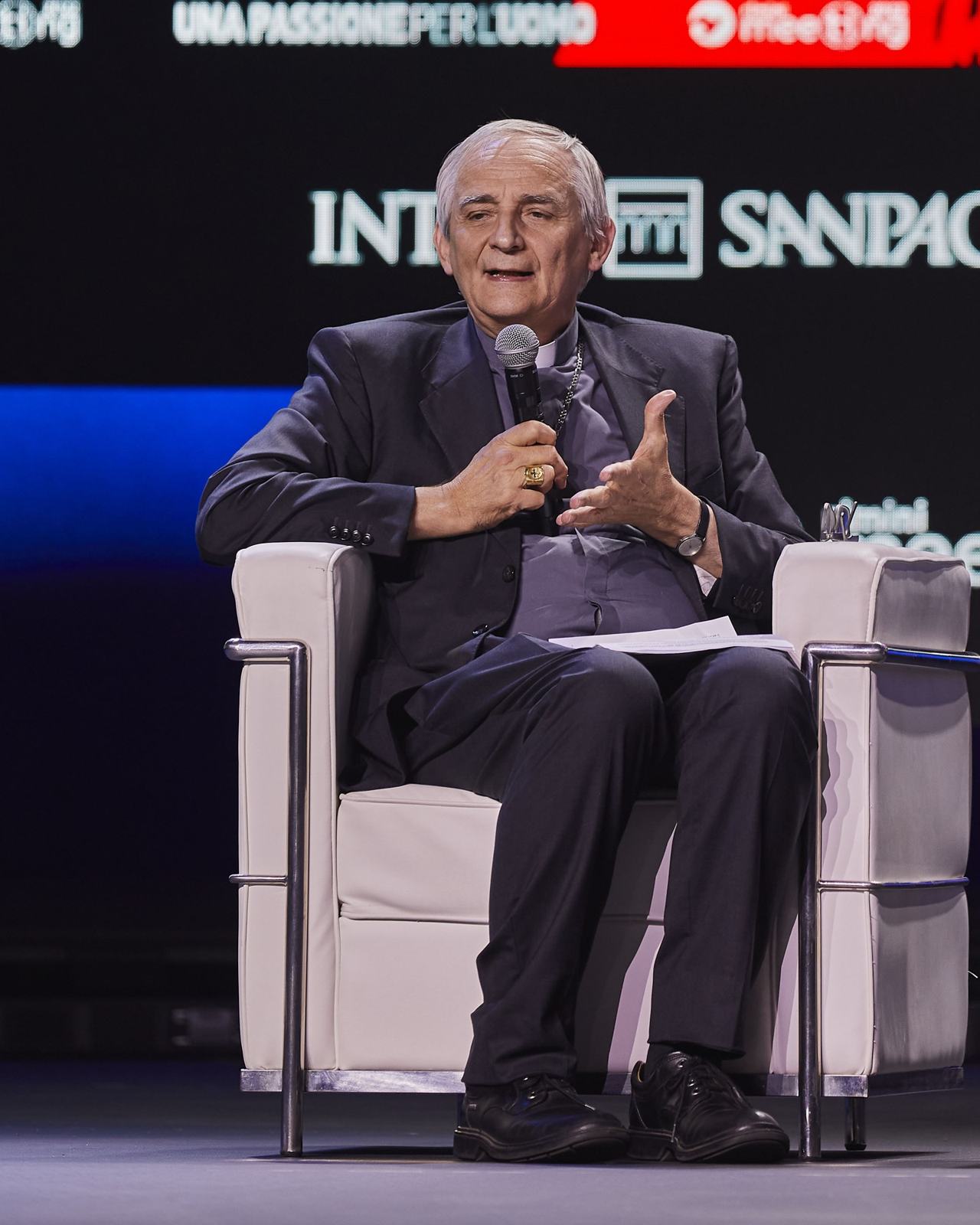 Card. Matteo Zuppi al Meeting di Rimini 2022 (foto: Eugeniatta / Wikimedia Commons, CC BY-SA 4.0) / Cardinal Matteo Zuppi at the Rimini Meeting 2022 (photo: Eugeniatta / Wikimedia Commons, CC BY-SA 4.0)