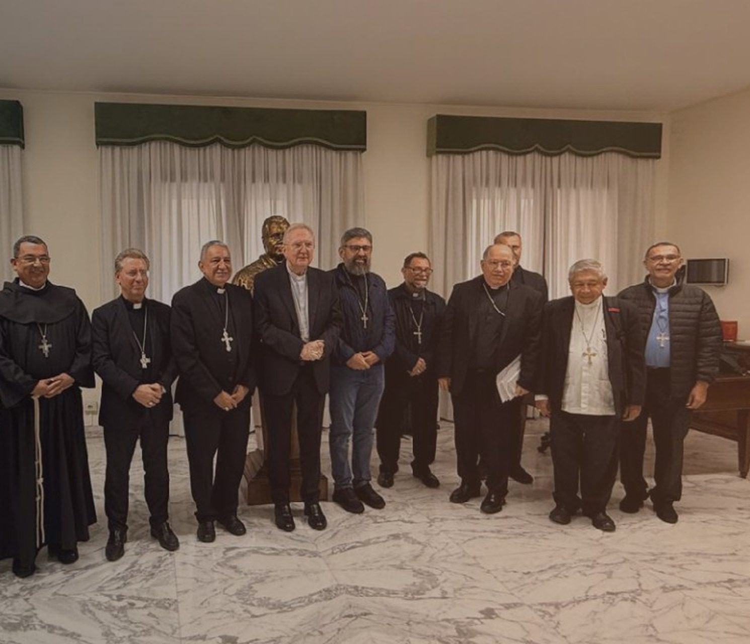 Divine Worship warns of liturgical «extremism» over kneeling Communion and veils
