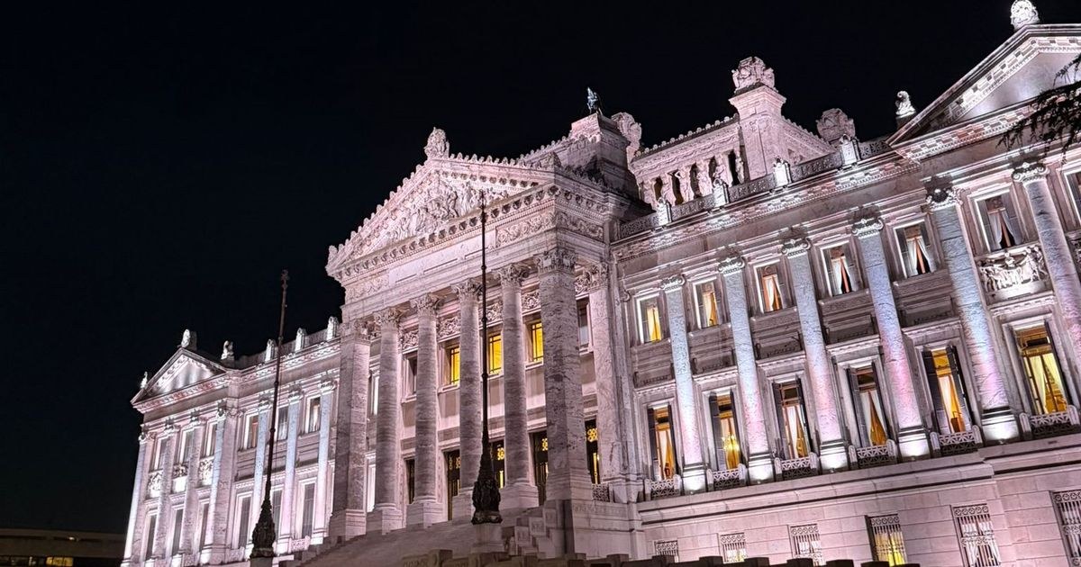 Uruguay, chiesto il Palazzo Legislativo in giallo e bianco per Leone XIV